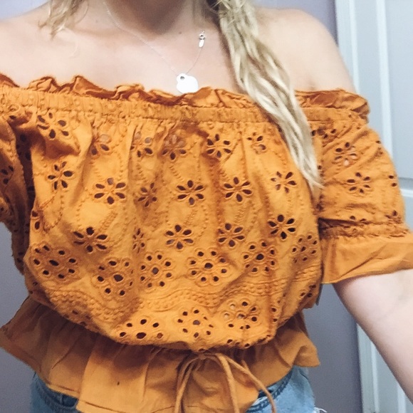 Adorable orange off the shoulder shirt - Picture 5 of 5